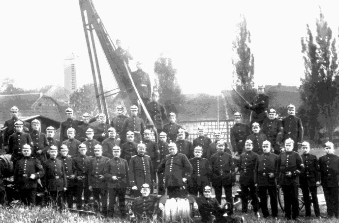 Gruppenzusammenstellung von Soldaten in uniform, steht auf einem Feld.